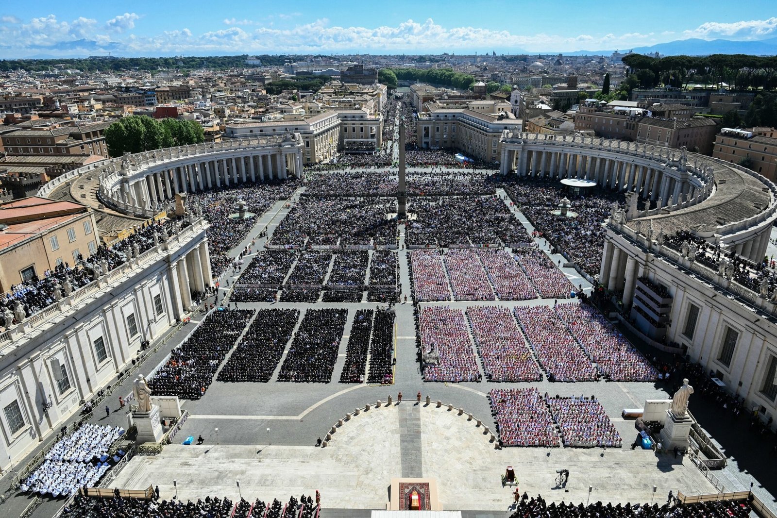 Key moments of Pope Francis's funeral while the mourners say goodbye to the late pontiff
